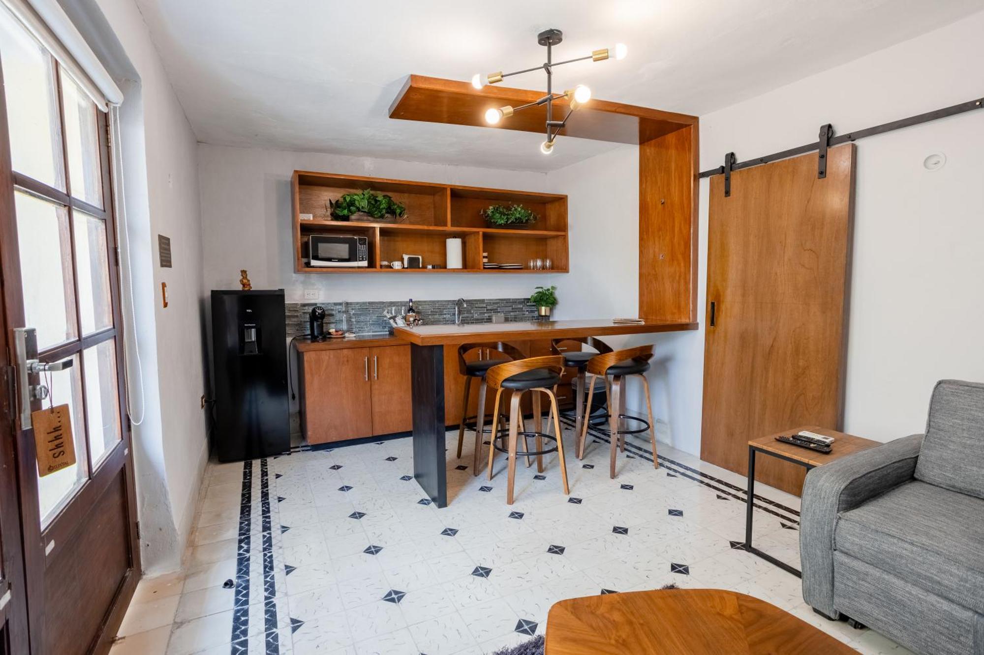 Suite con sofá cama, zona de comedor, minibar, microondas y cafetera - 1 cama extragrande